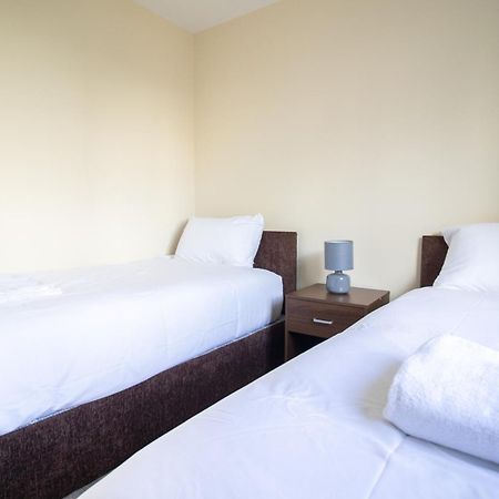 Newly Launched Two Bedroom House By Den Accommodation Short Lets & Serviced Accommodation With Garden Londres Exterior foto