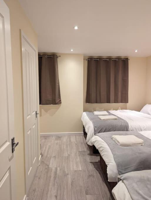 Newly Launched Two Bedroom House By Den Accommodation Short Lets & Serviced Accommodation With Garden Londres Exterior foto