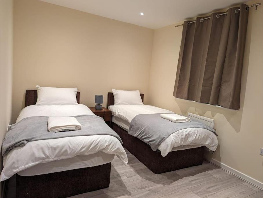 Newly Launched Two Bedroom House By Den Accommodation Short Lets & Serviced Accommodation With Garden Londres Exterior foto